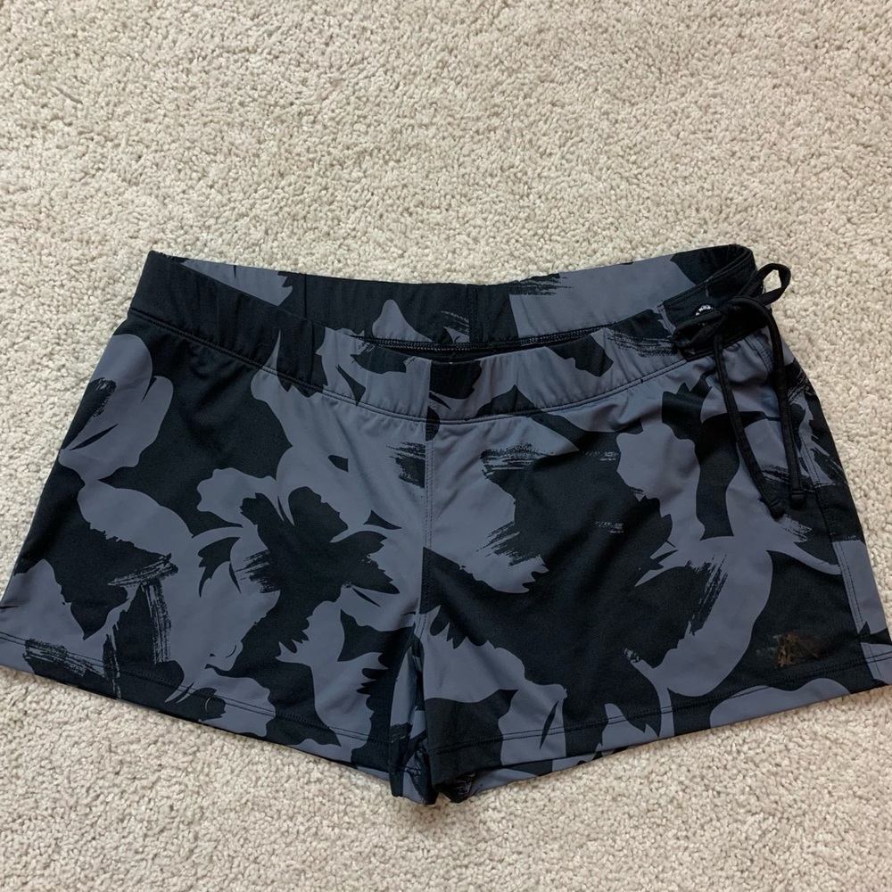 Women's THE NORTH FACE Gray & Black ABSTRACT Print STRETCH Lined ATHLETIC SHORTS